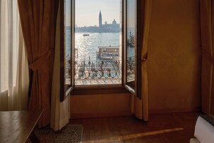 Doppia Deluxe, vista laguna | Una cassaforte in camera, una scrivania, postazione laptop