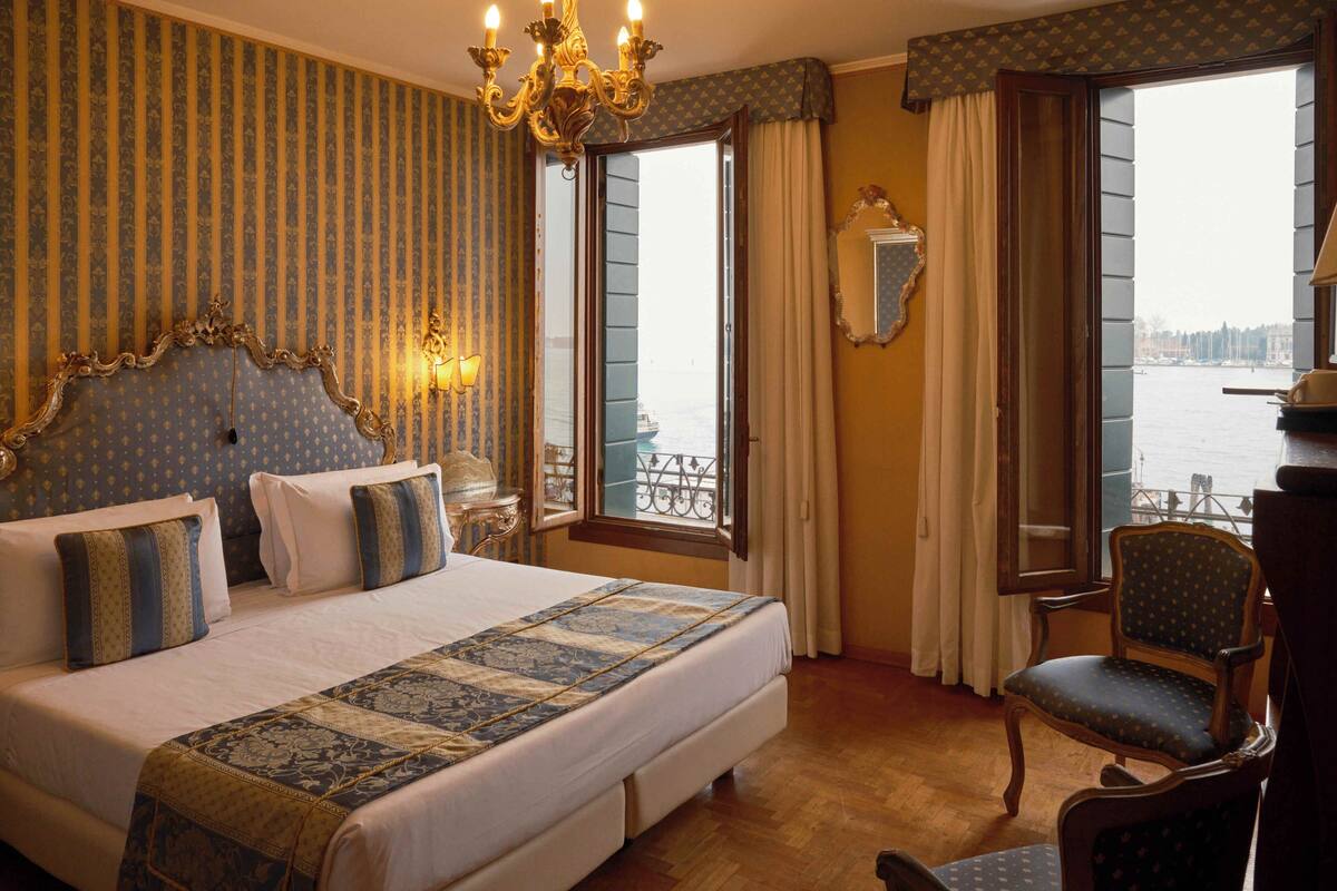 Superior Double Room, Lagoon View | Peti besi dalam bilik, meja, ruang kerja komputer riba, kalis bunyi 
