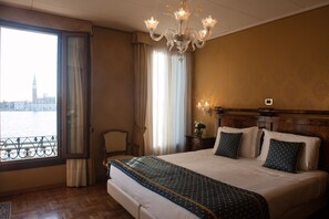 Chambre Double Deluxe, vue lagon | Coffres-forts dans les chambres, ameublement personnalisé, bureau