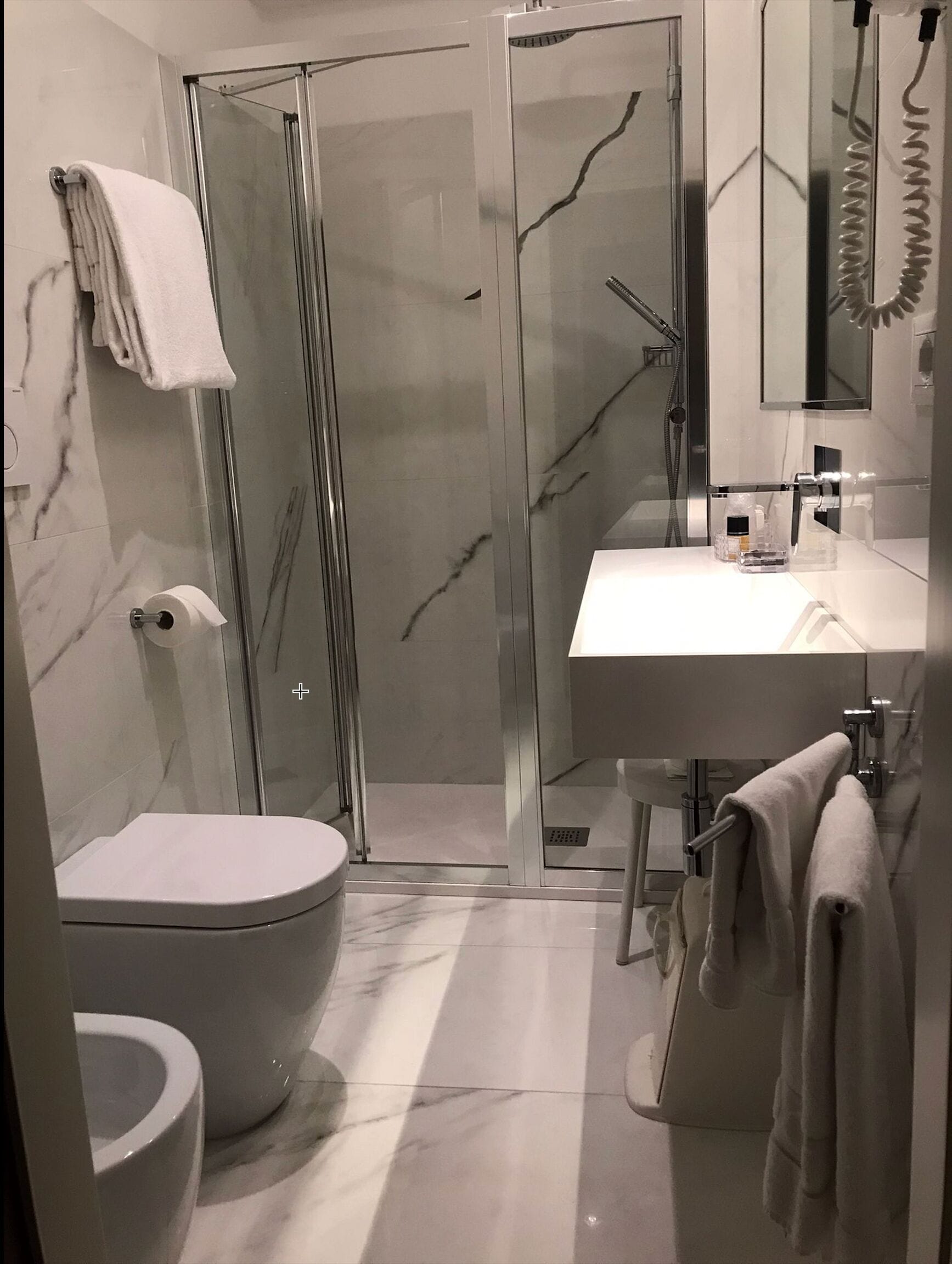 deluxe double room, lagoon view | bathroom | shower, hair dryer, bidet, towels