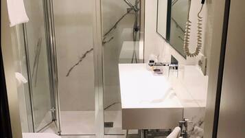 Kahden hengen superior-huone, näköala laguunille | Kylpyhuone | Suihku, hiustenkuivaaja, bidee, pyyhkeet