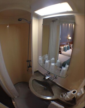 Vierpersoonskamer | Badkamer | Een haardroger, handdoeken