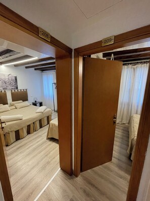 Family Room | In-room safe, desk, free WiFi, bed sheets - Albergo Marin (Venice)