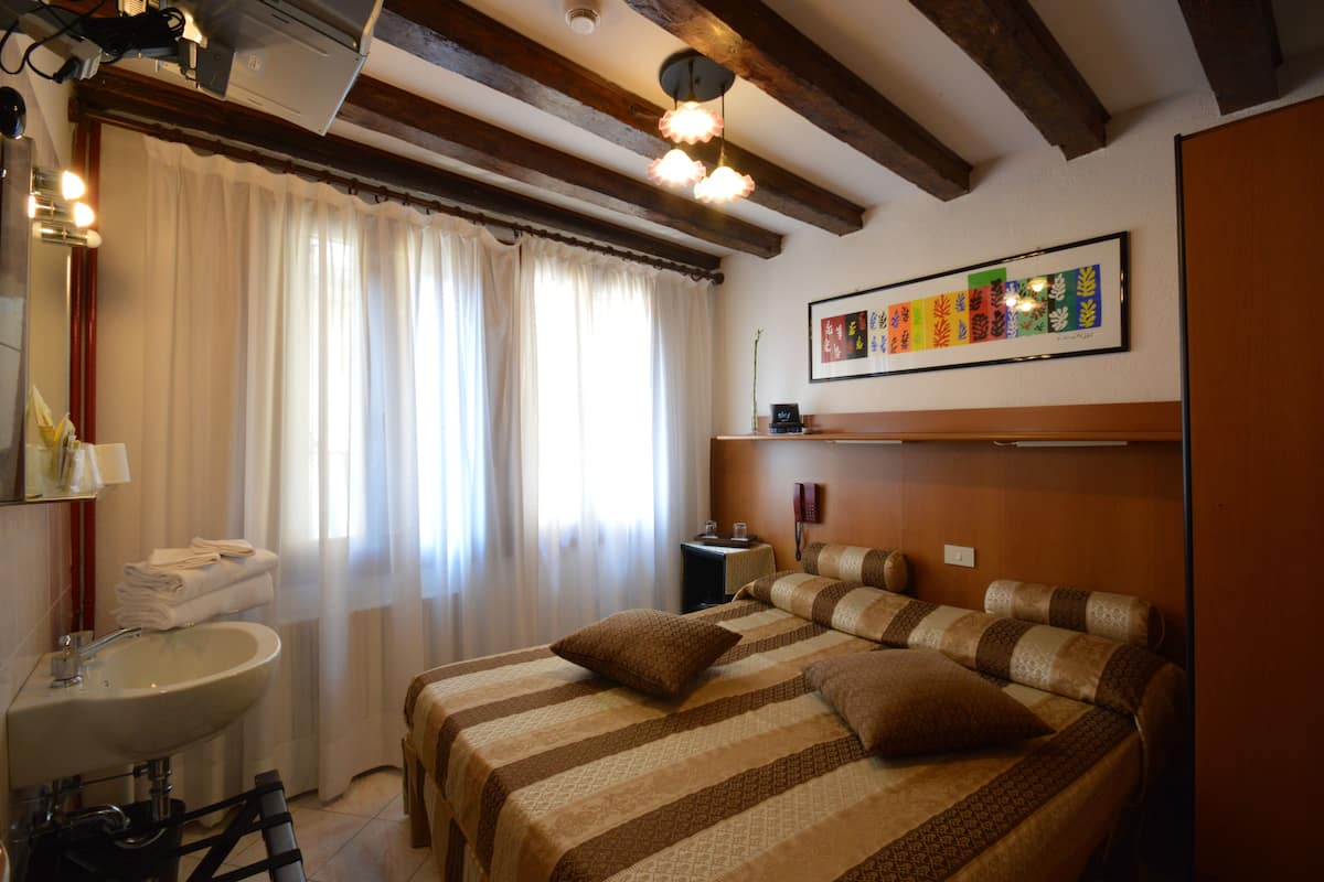 Double Room, Shared Bathroom | 2 bedrooms, in-room safe, desk, free WiFi