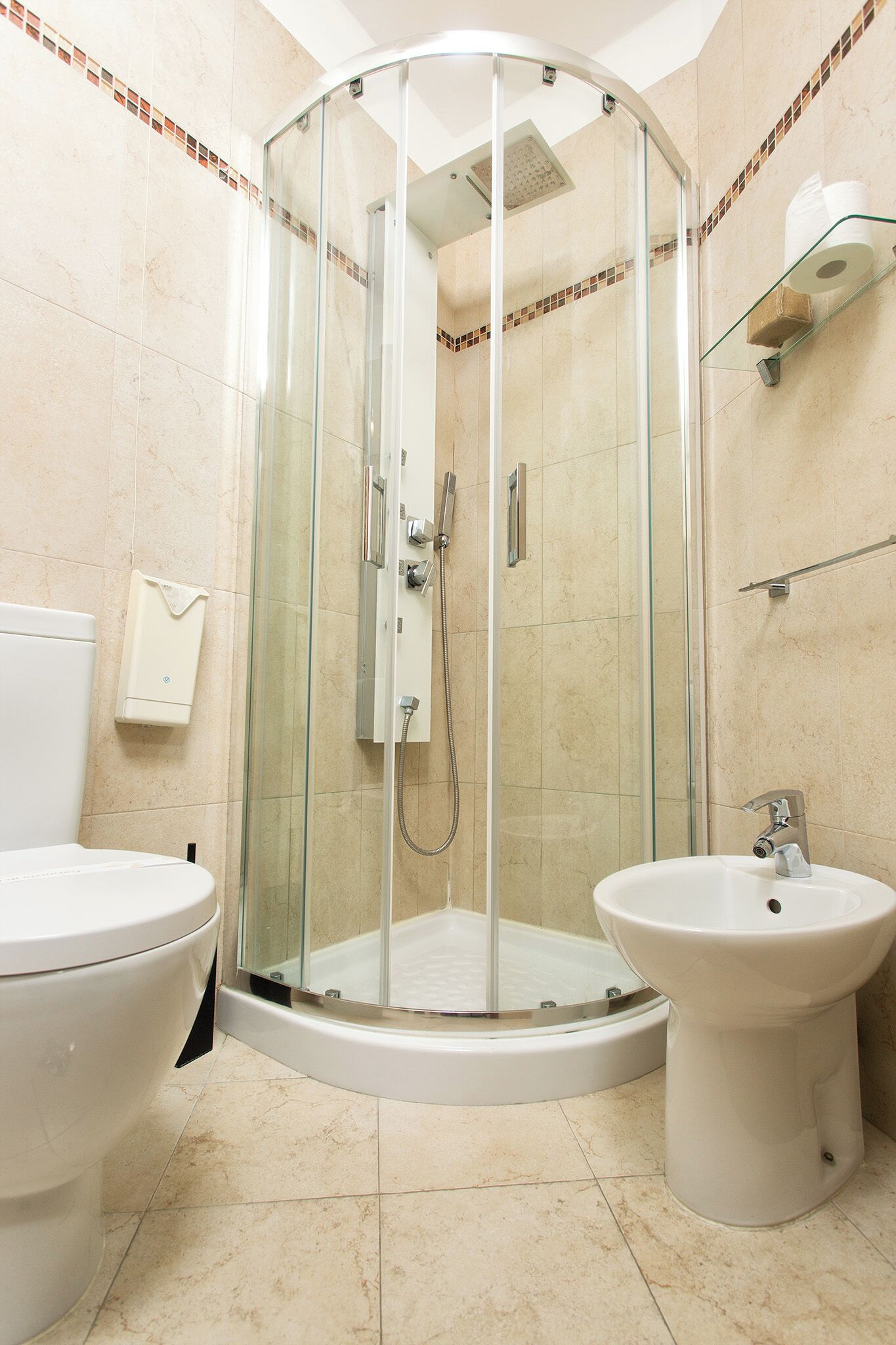Ein modernes Badezimmer mit Duschkabine, Toilette und Waschbecken.