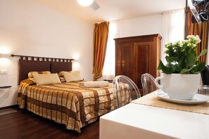 خزنة داخل الغرفة ومكتب وواي فاي مجانًا وملاءات أسرّة