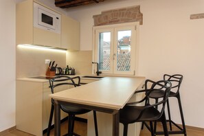 Loft, terrasse, dans les dépendances | Restauration dans la chambre