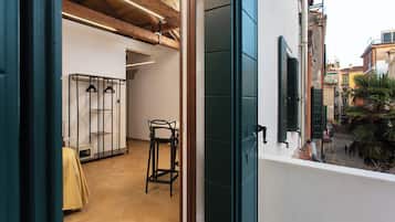 Loft, terrassa, edifici annex | 2 dormitoris, caixa forta a l'habitació, escriptori i wifi gratuïta