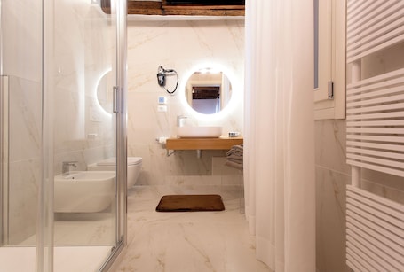 Tripla Comfort, edificio separato | Bagno | Doccia, set di cortesia gratuito, asciugacapelli, asciugamani. Albergo Marin