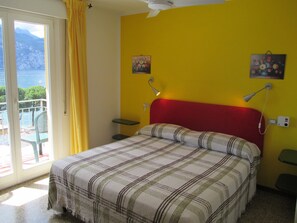 Standard Double or Twin Room | Frette Italian sheets, in-room safe, desk, free WiFi - Casa Popi (Malcesine)
