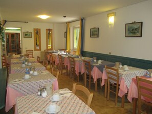 Daily buffet breakfast for a fee - Casa Popi (Malcesine)