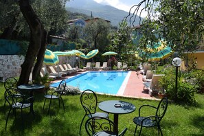 Outdoor pool, an infinity pool, open 8:00 AM to 8:30 PM, pool umbrellas - Casa Popi (Malcesine)