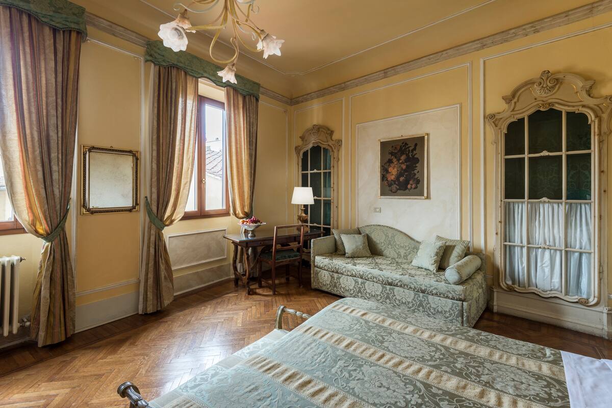 Down duvets, in-room safe, soundproofing, free WiFi