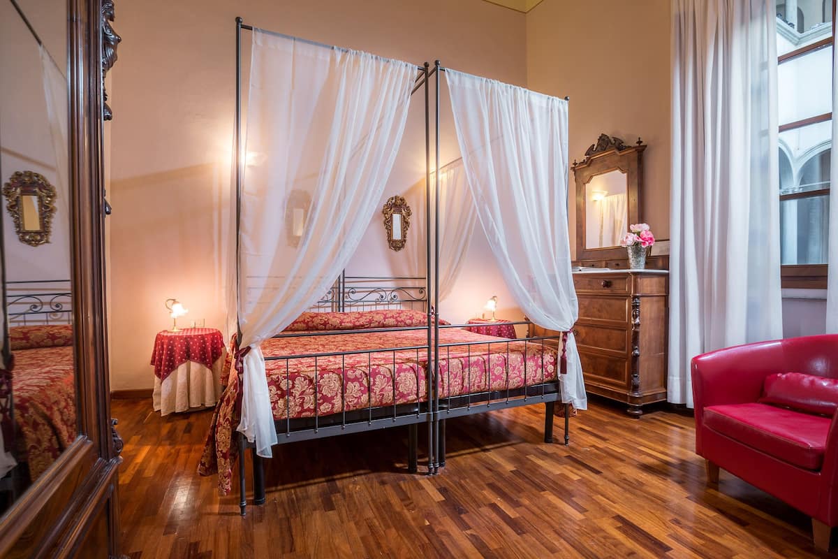 Down duvets, in-room safe, soundproofing, free WiFi