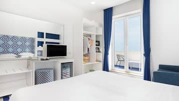 Comfort kamer, 1 twee- of 2 eenpersoonsbedden, balkon, uitzicht op zee | Een minibar, een kluis op de kamer, een bureau, verduisterende gordijnen