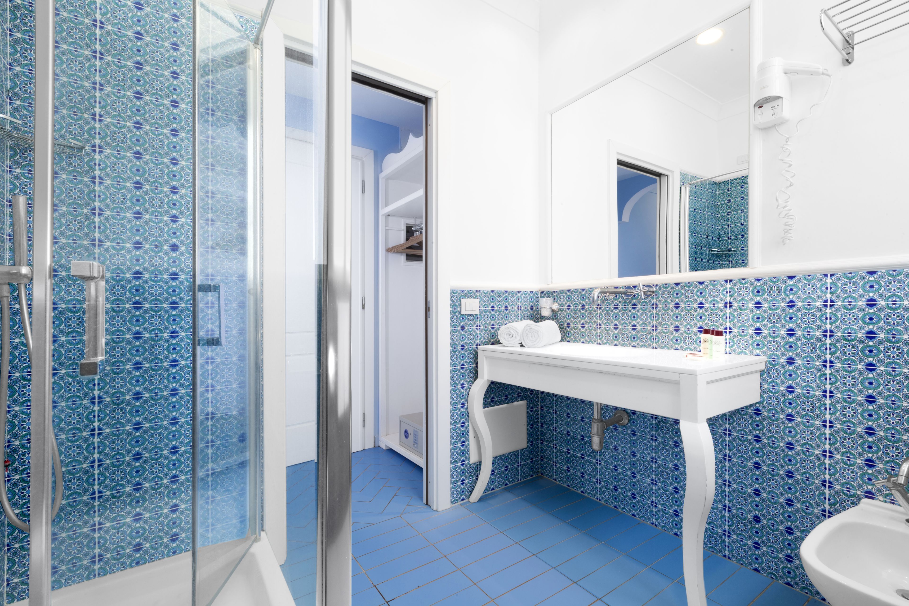 standard room | bathroom | free toiletries, hair dryer, towels