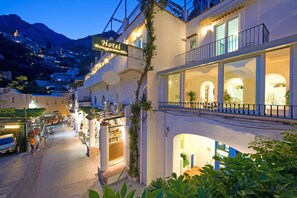 Front of property – evening/night - Hotel La Bougainville (Positano)