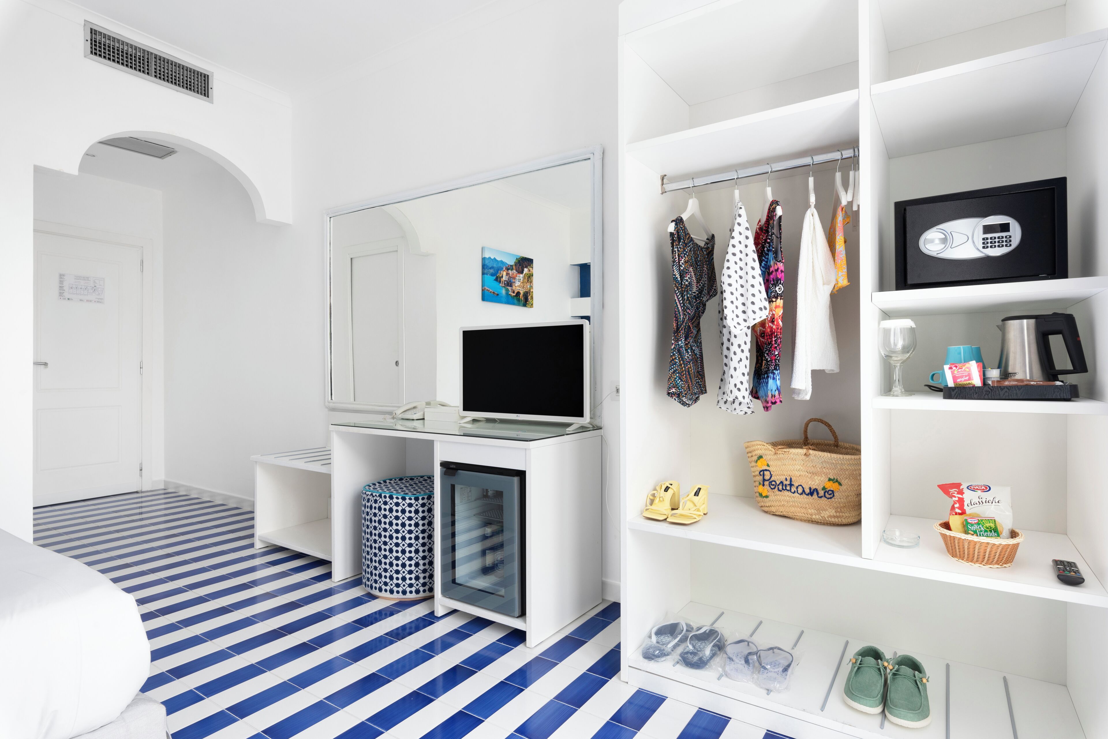 comfort double or twin room, balcony, sea view | 1 bedroom, minibar, in-room safe, desk