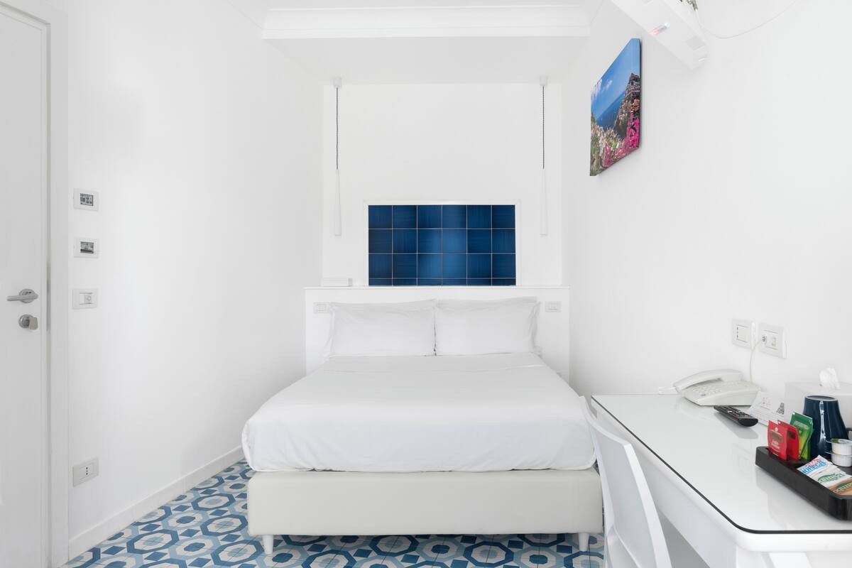 Habitació clàssica (con Letto Matrimoniale alla Francese) | Minibar, caixa forta a l'habitació, escriptori i cortines opaques 