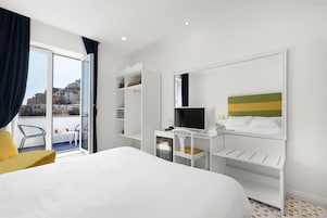 Habitación Confort con 1 cama doble o 2 individuales, balcón, vistas al mar | Minibar, caja fuerte, escritorio y cortinas opacas