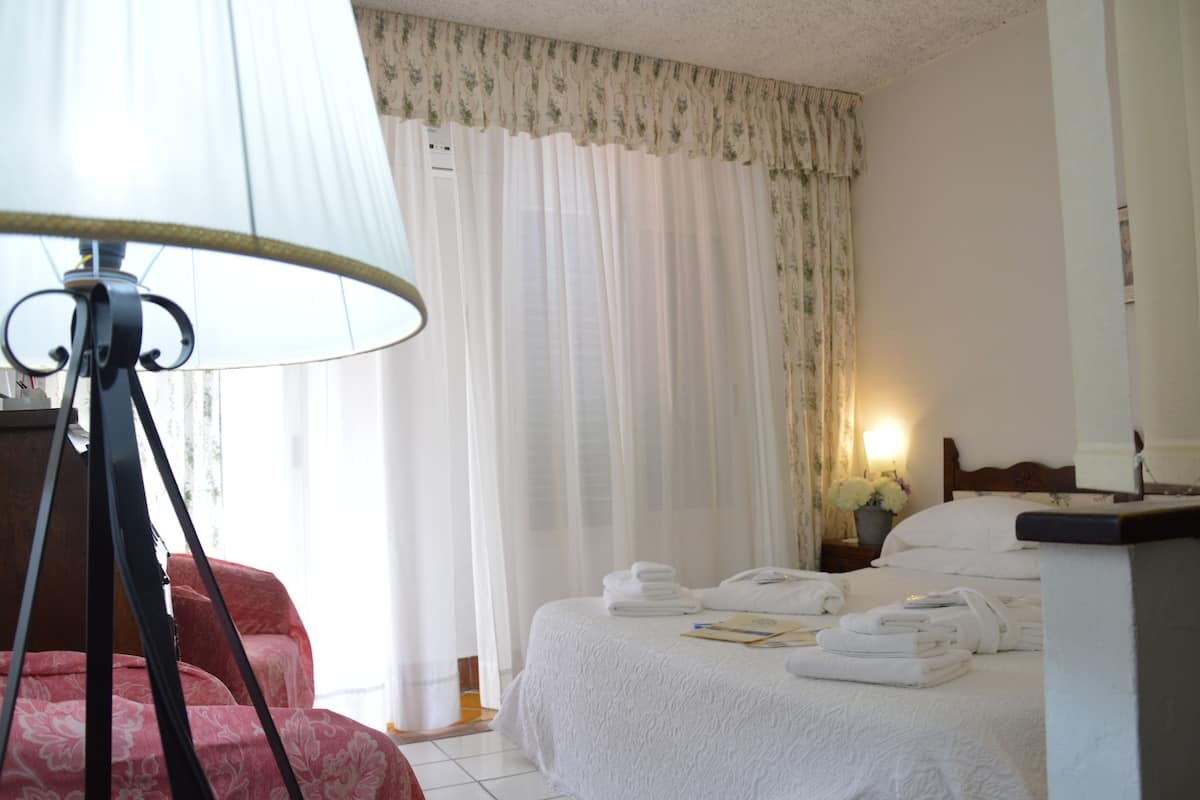 Deluxe-Zimmer, 1 Schlafzimmer, Meerblick | Hochwertige Bettwaren, Minibar, Zimmersafe, Schreibtisch