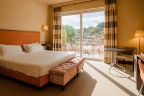 迷你吧、客房內保險箱、書桌、筆電工作空間