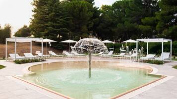 Innenpool, Außenpool, geöffnet von 10:00 Uhr bis 21:00 Uhr, Liegestühle