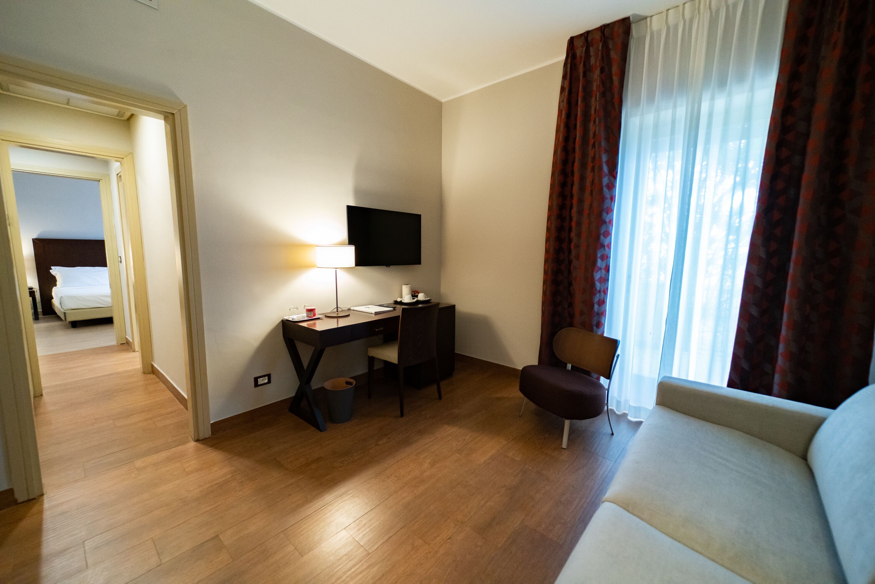 Minibar, in-room safe, laptop workspace, iron/ironing board