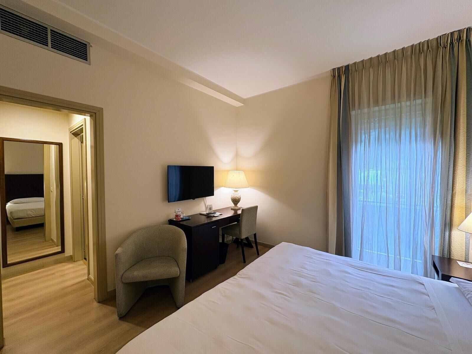 Standard Room | Minibar, in-room safe, laptop workspace, iron/ironing board
