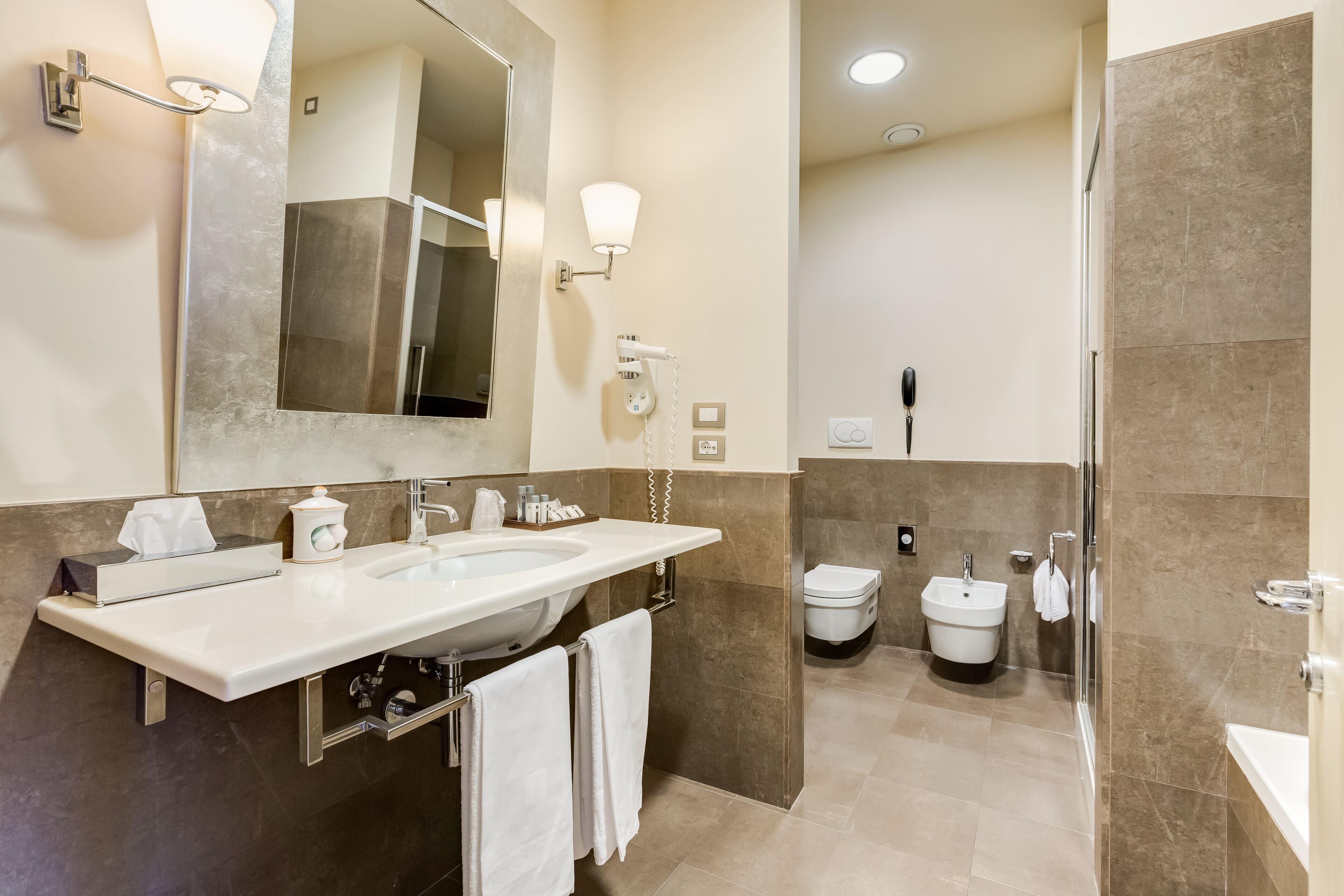 Dusj, hårføner, bidé og håndklær