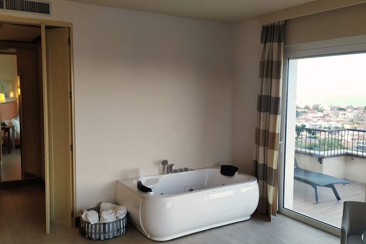 Baño | Regadera, secadora de cabello, bidet, toallas