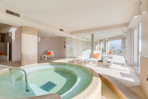 Salas de tratamiento para parejas, sauna y tina de hidromasaje 