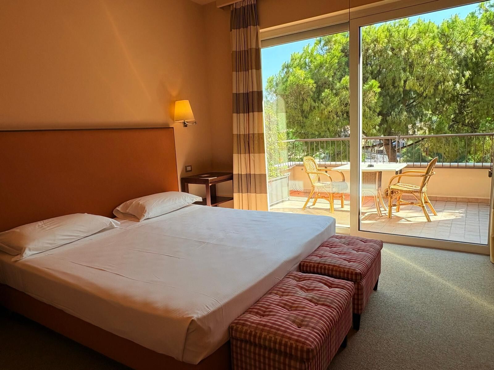 Deluxe Room | Minibar, in-room safe, laptop workspace, iron/ironing board