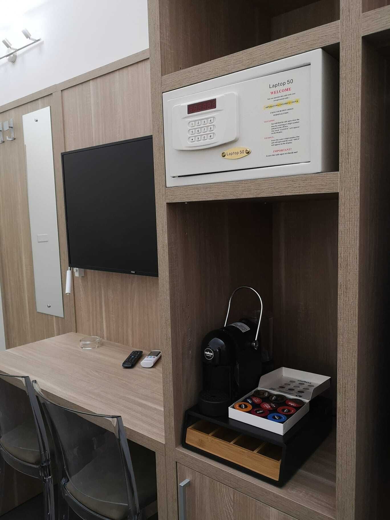 triple room | minibar, in-room safe, individually decorated, desk