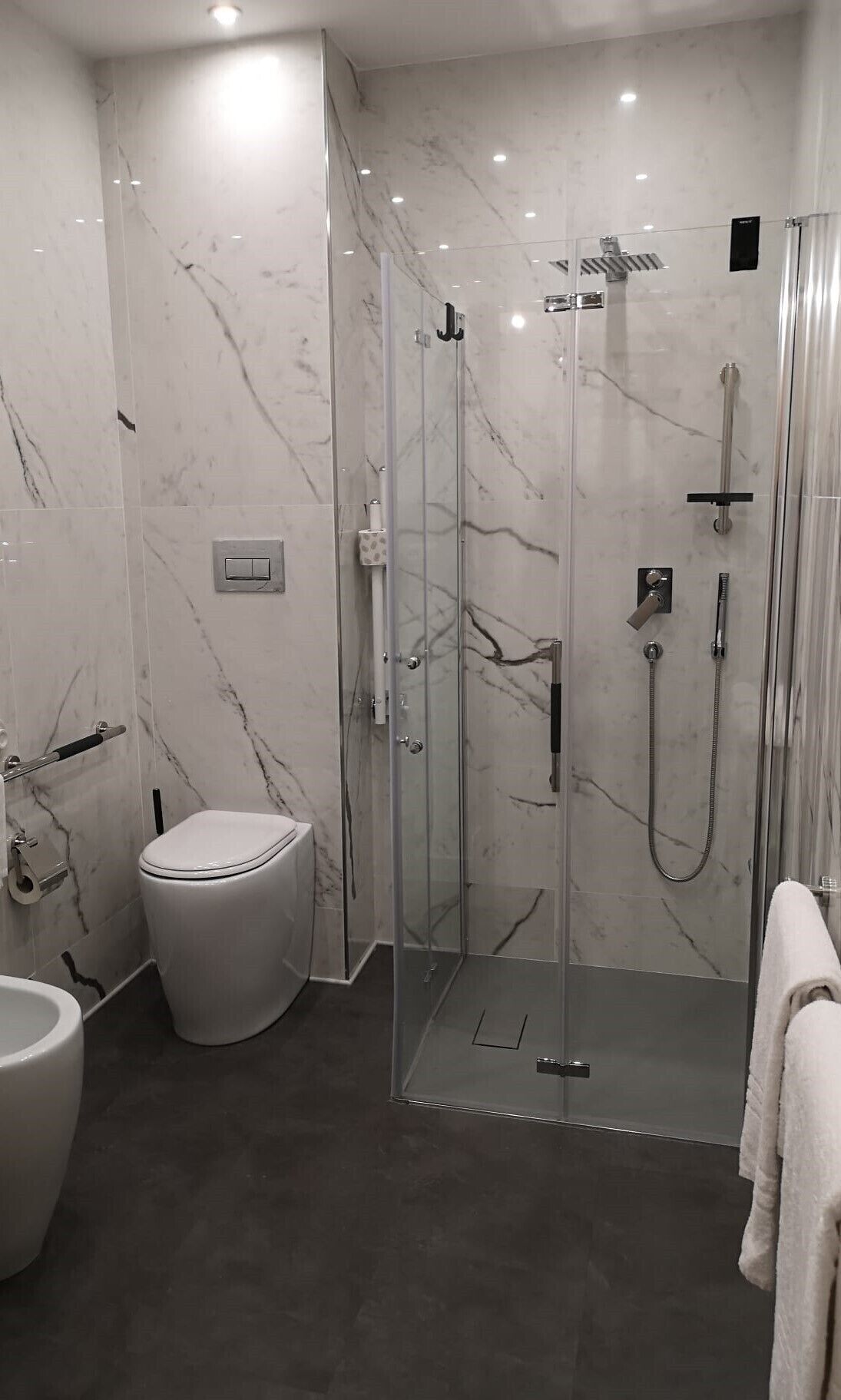 triple room | bathroom | shower, free toiletries, hair dryer, bidet