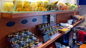 A food display with various fruits and jars of preserves. - Hotel Il Gabbiano (Termini Imerese)
