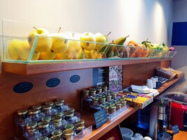 Free daily continental breakfast