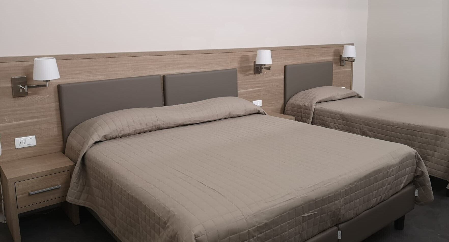 triple room | minibar, in-room safe, individually decorated, desk