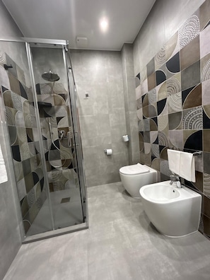 Shower, free toiletries, hair dryer, bidet - Hotel Il Gabbiano (Termini Imerese)