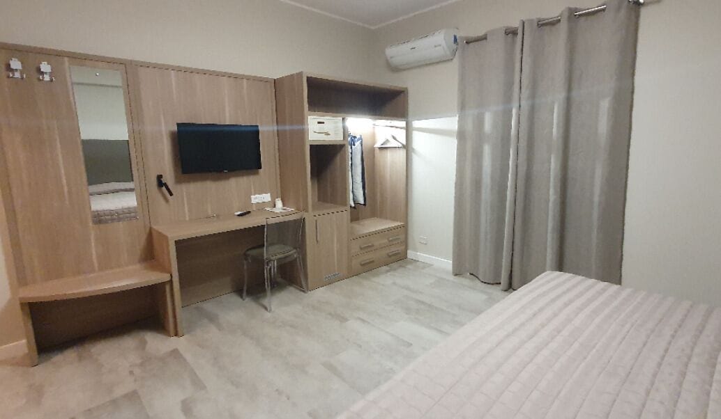 Minibar, caja de seguridad en la habitación y decoración personalizada 