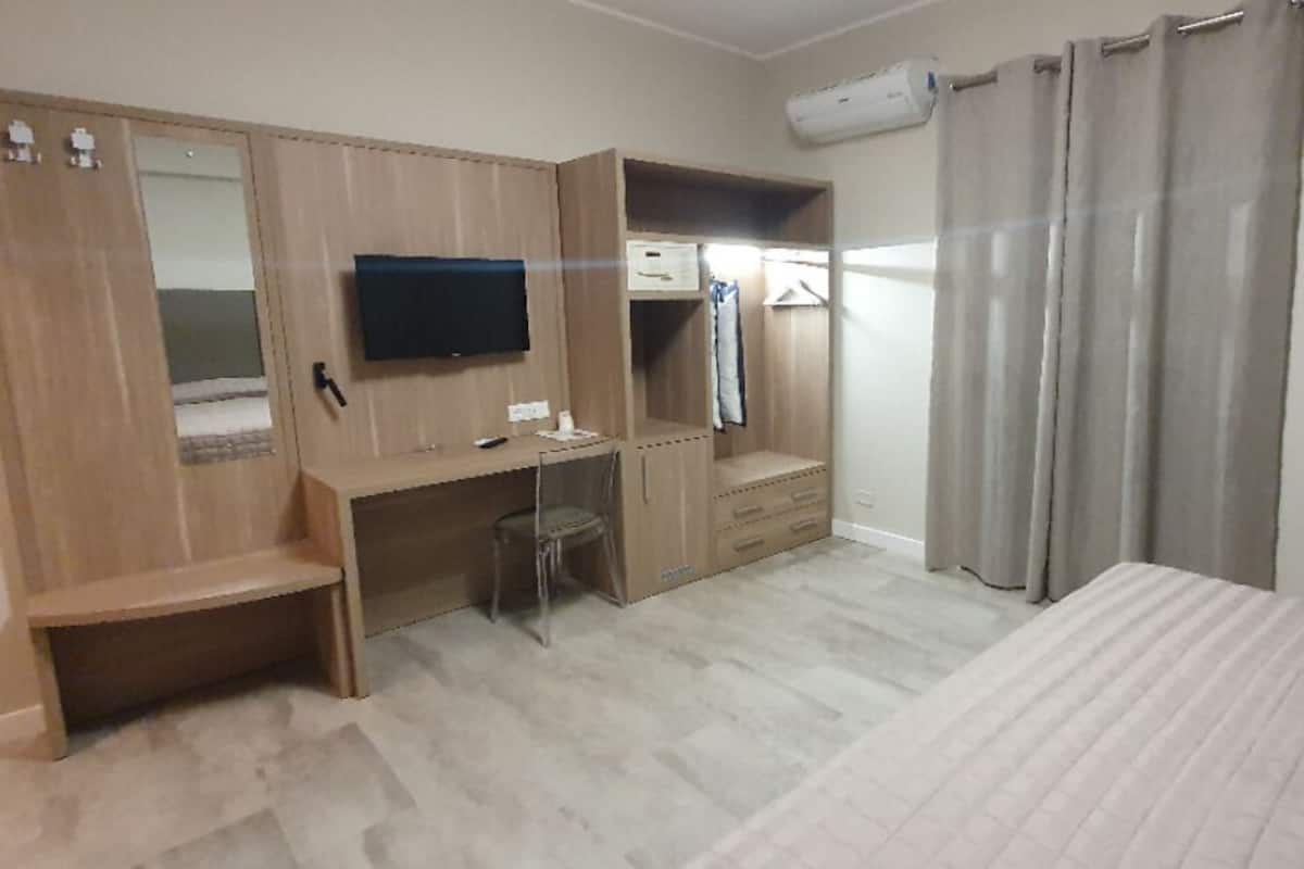 Minibar, caja de seguridad en la habitación y decoración personalizada