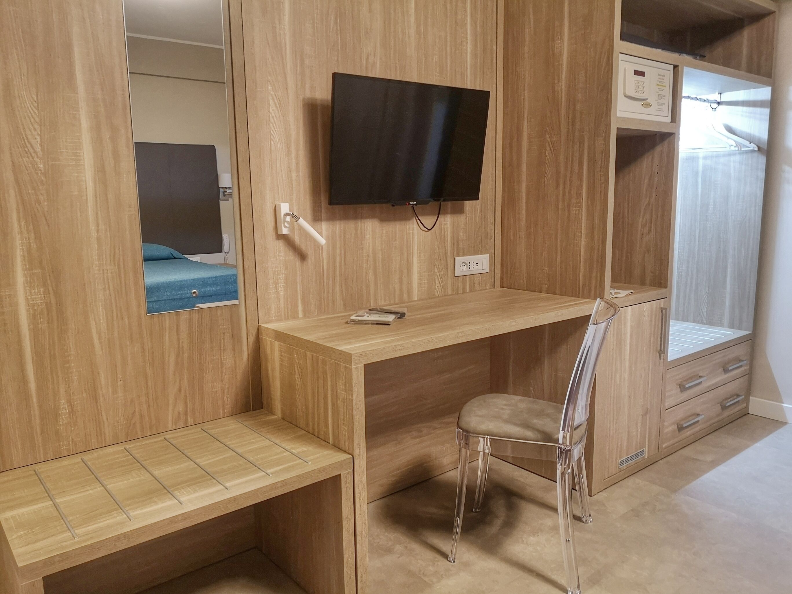 minibar, in-room safe, individually decorated, desk