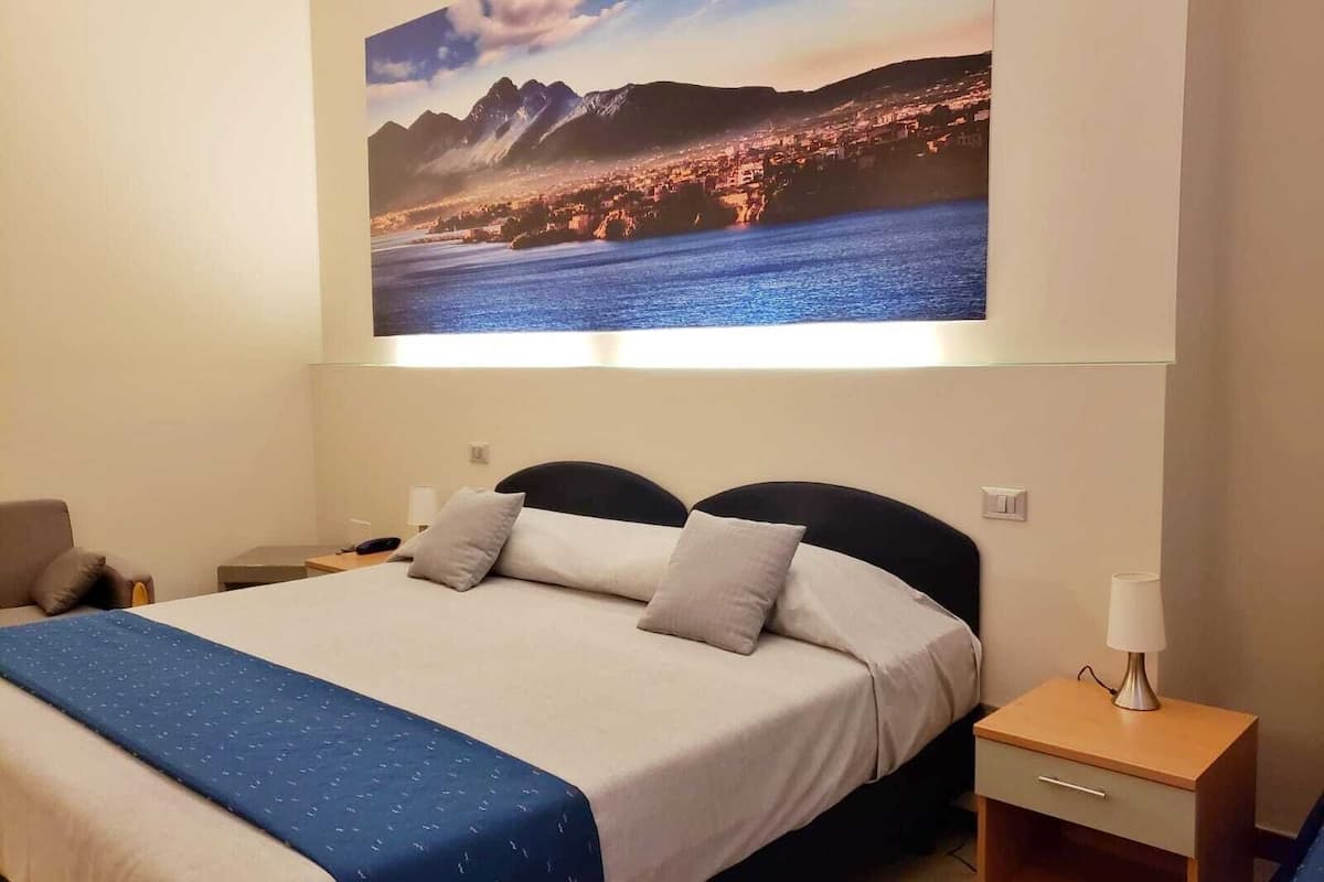 Frigobar, cofres nos quartos, individualmente decorados, escrivaninha