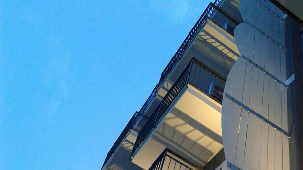 A multi-story building with balconies and exterior lighting. - Hotel Il Gabbiano (Termini Imerese)