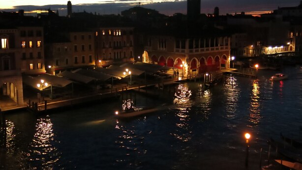 A nighttime view of a canal with buildings and a bridge. - Locanda Ai Santi Apostoli (Venice)