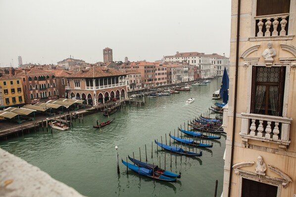 A canal lined with buildings and boats. - Locanda Ai Santi Apostoli (Venice)