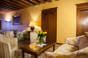 Daily continental breakfast (EUR 10 per person)