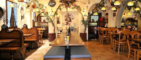 Lunch and dinner served, al fresco dining