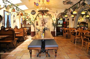 Lunch and dinner served, alfresco dining 