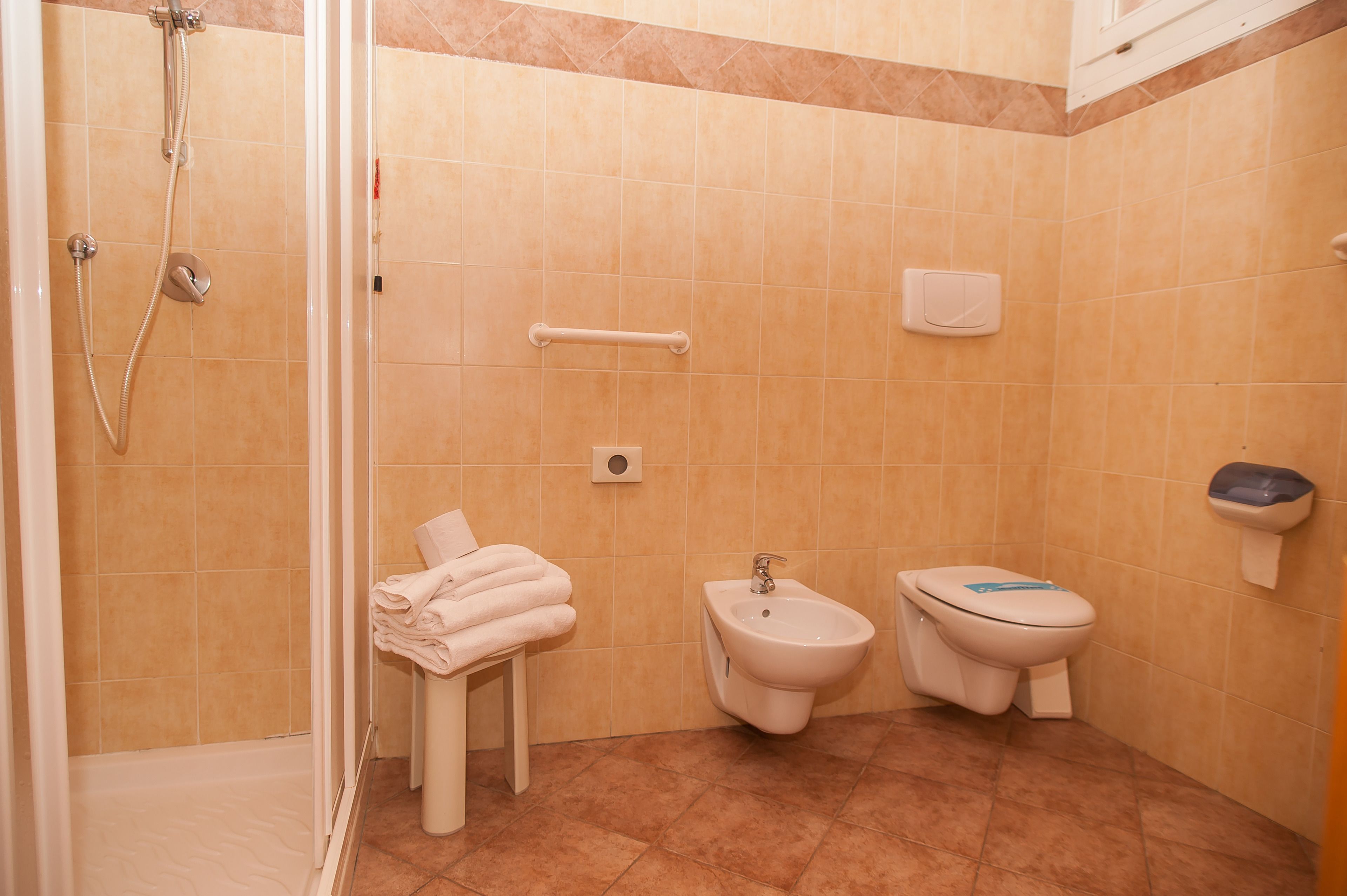 triple room | bathroom | shower, free toiletries, hair dryer, bidet